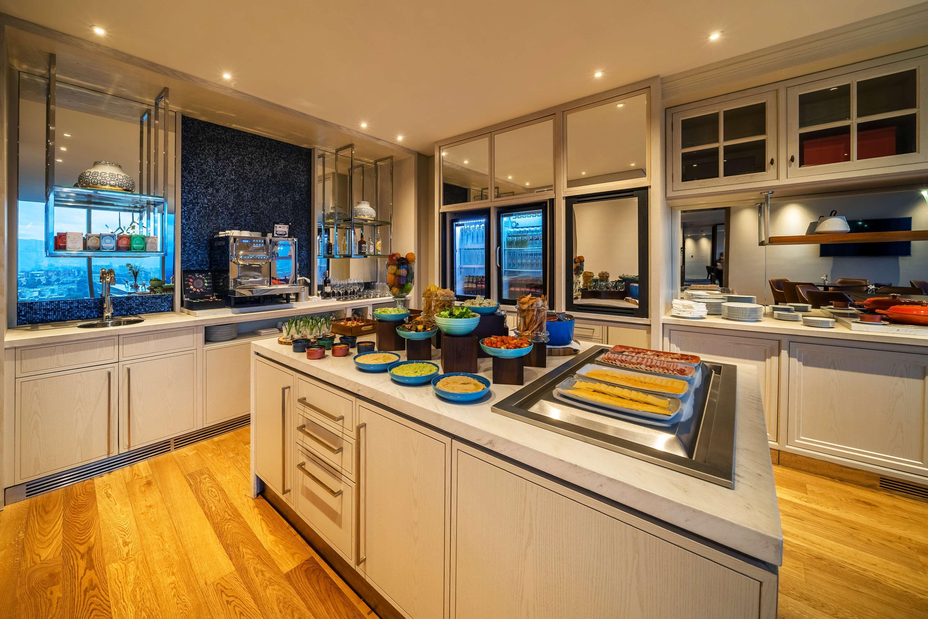 Grand Hyatt Bogota Hotel Luaran gambar A live kitchen at a hotel