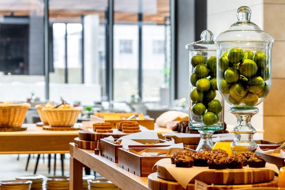 Grand Hyatt Bogota Hotel Luaran gambar A buffet at a hotel